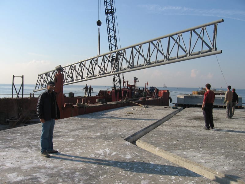 İskelede yürüyüş yolu ve vinçli gemi