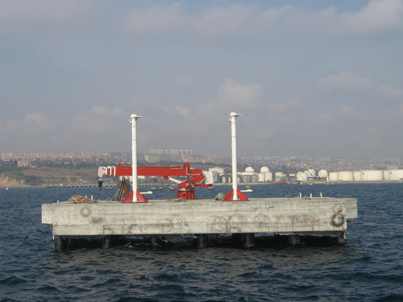 Güneşli günde duba platformu