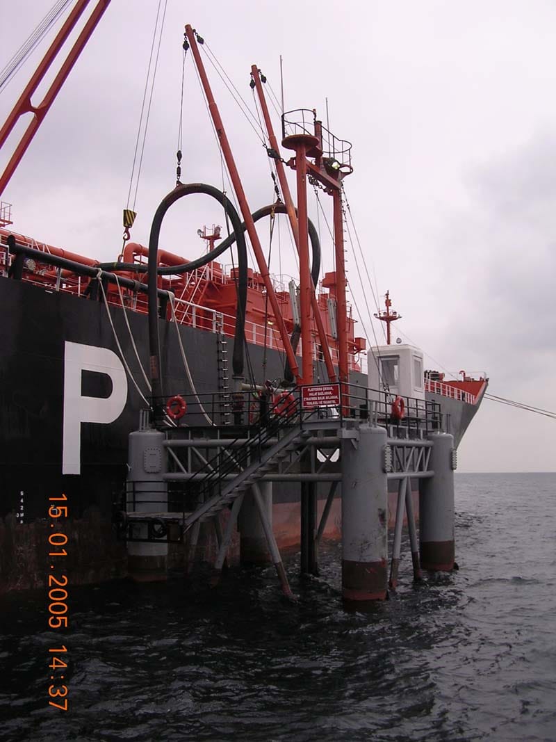 Tanker gemisi ve iskele