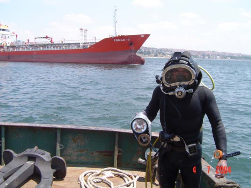 Dalgıç teknede, arkada tanker gemisi