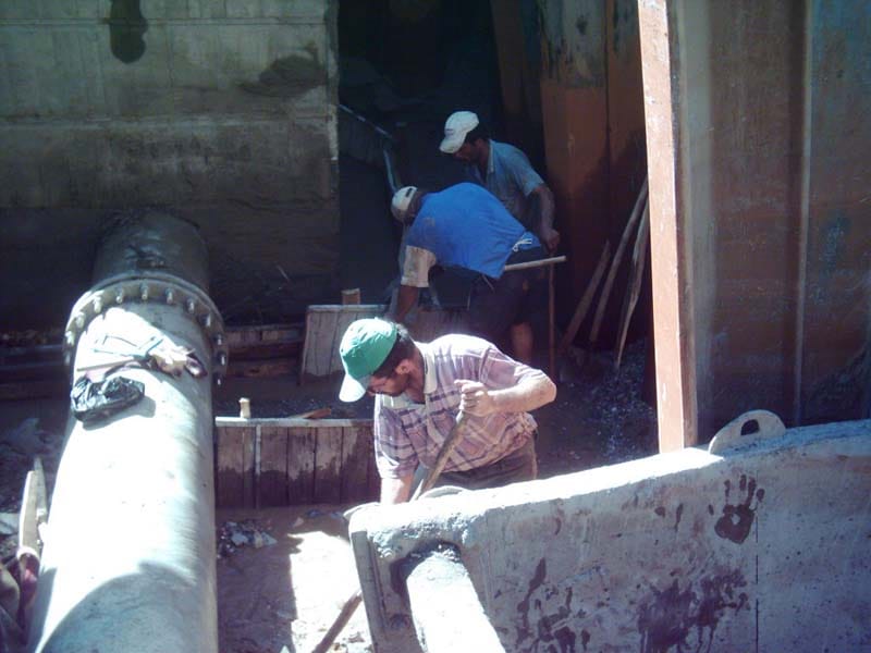 Çukurda beton işçiliği